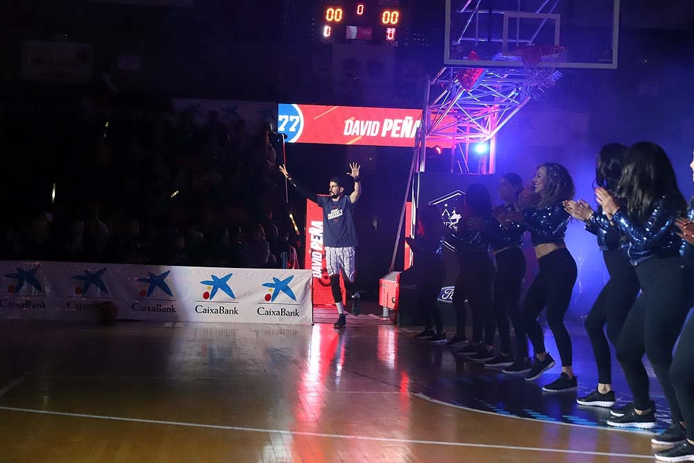 Smith machaca el aro recogiendo el balón sobre una niña subida a los hombros de un jugador