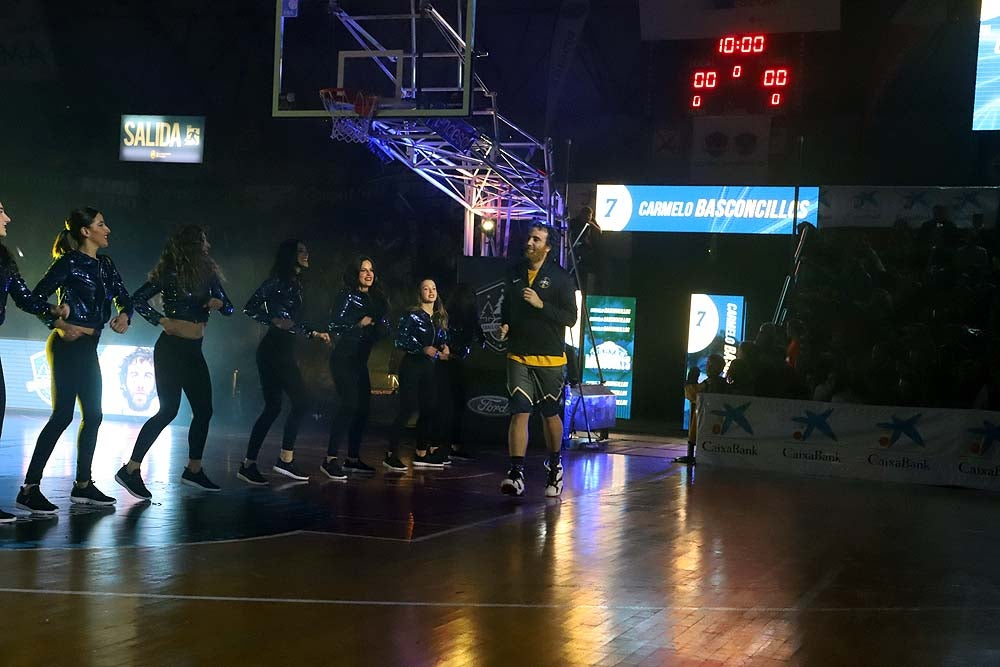 Smith machaca el aro recogiendo el balón sobre una niña subida a los hombros de un jugador