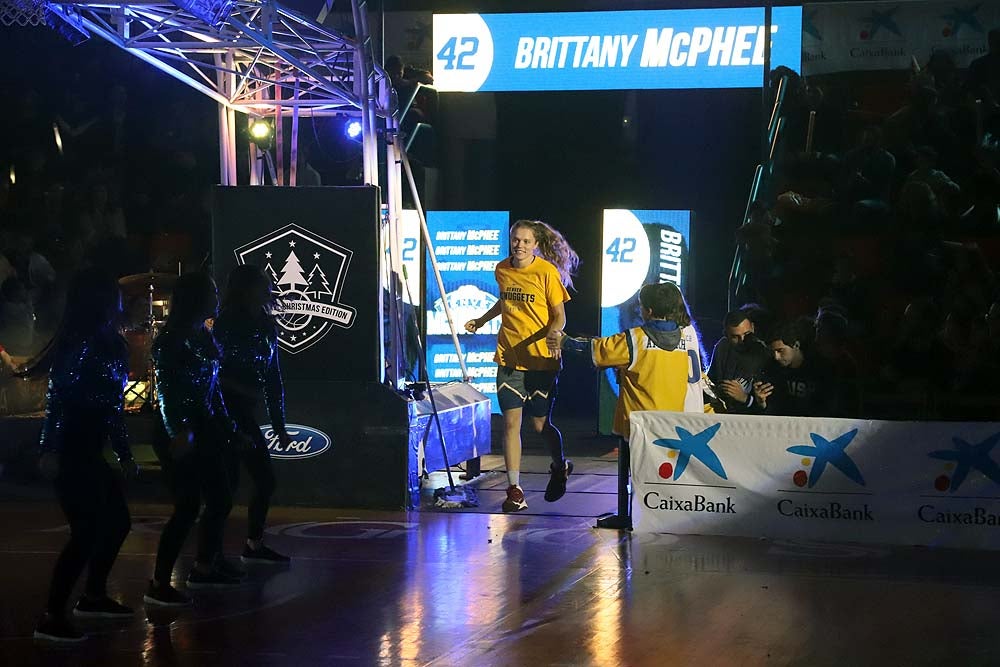 Smith machaca el aro recogiendo el balón sobre una niña subida a los hombros de un jugador