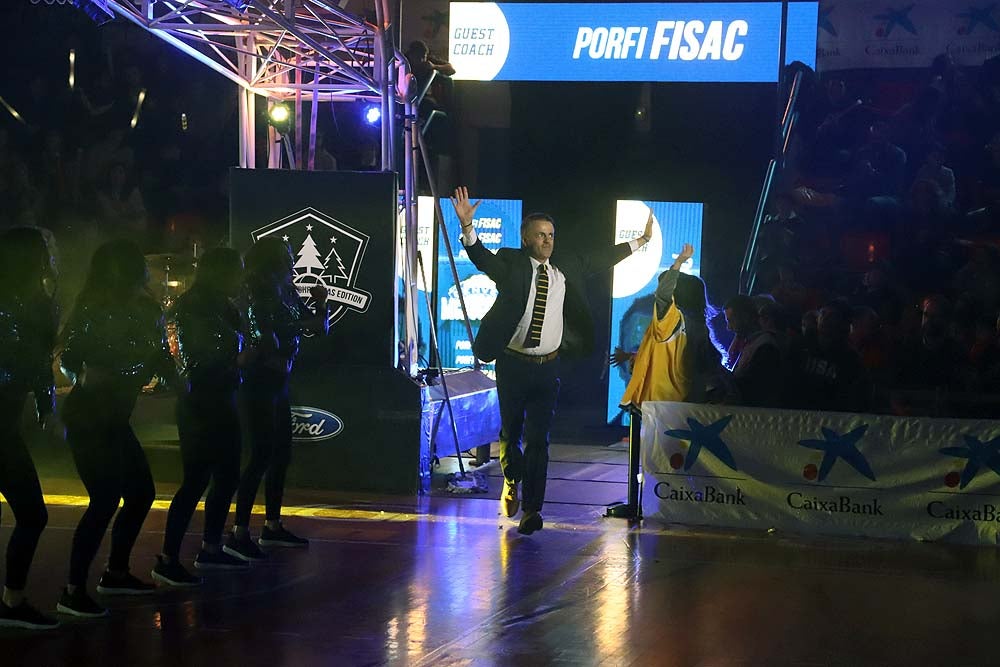 Smith machaca el aro recogiendo el balón sobre una niña subida a los hombros de un jugador