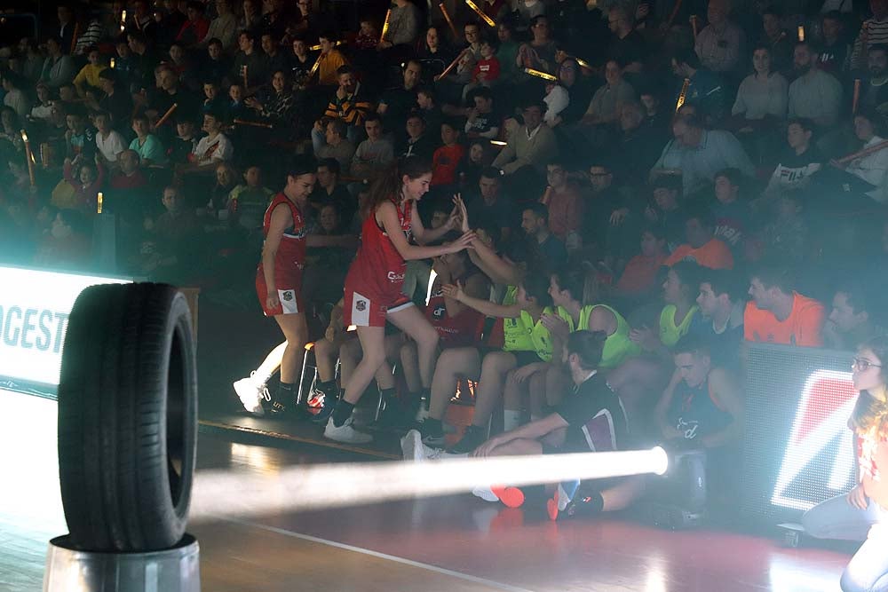 Smith machaca el aro recogiendo el balón sobre una niña subida a los hombros de un jugador