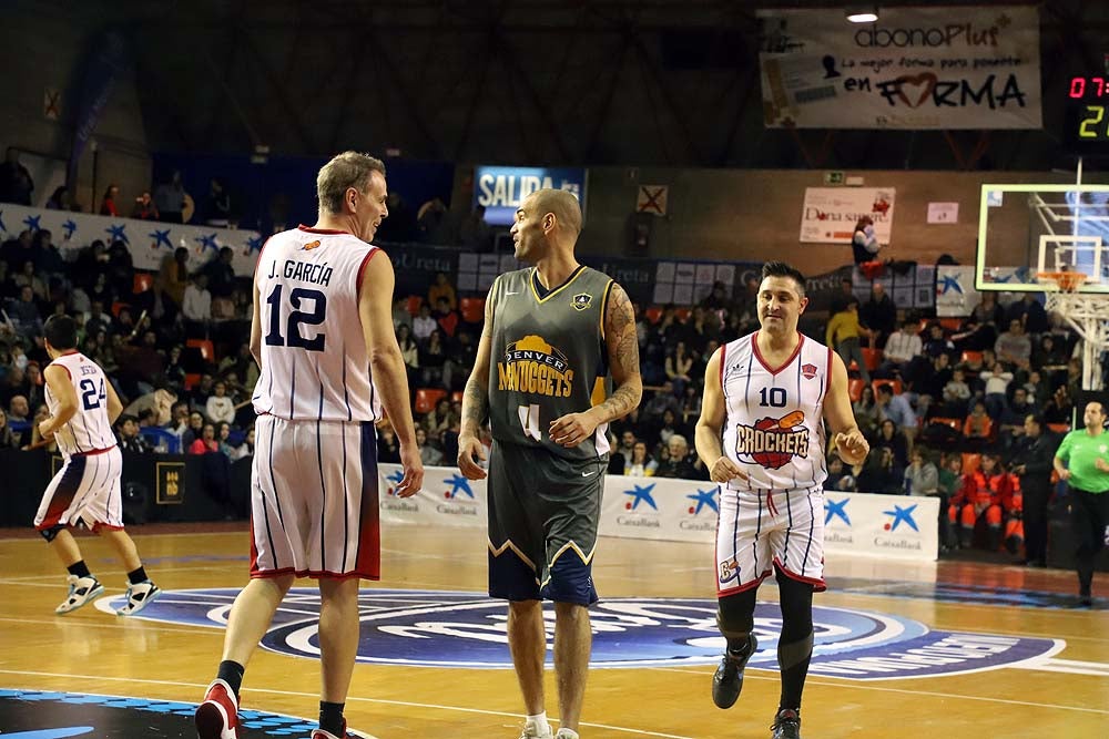 Smith machaca el aro recogiendo el balón sobre una niña subida a los hombros de un jugador
