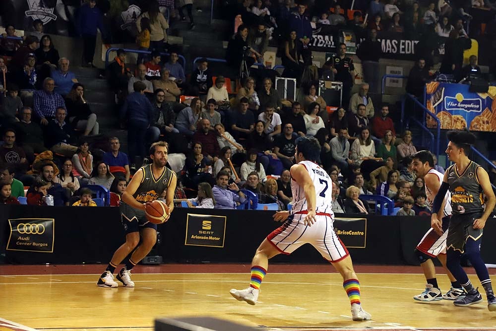 Smith machaca el aro recogiendo el balón sobre una niña subida a los hombros de un jugador