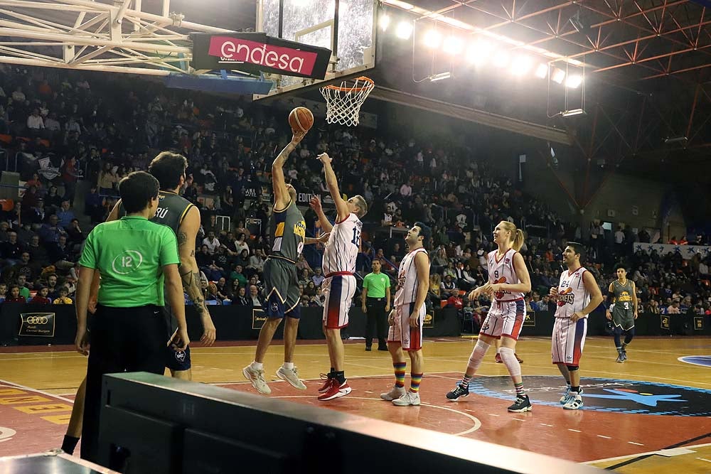 Smith machaca el aro recogiendo el balón sobre una niña subida a los hombros de un jugador