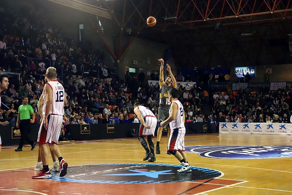 Smith machaca el aro recogiendo el balón sobre una niña subida a los hombros de un jugador