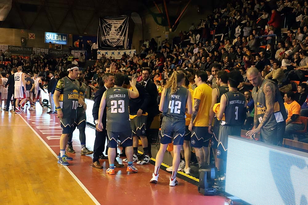 Smith machaca el aro recogiendo el balón sobre una niña subida a los hombros de un jugador