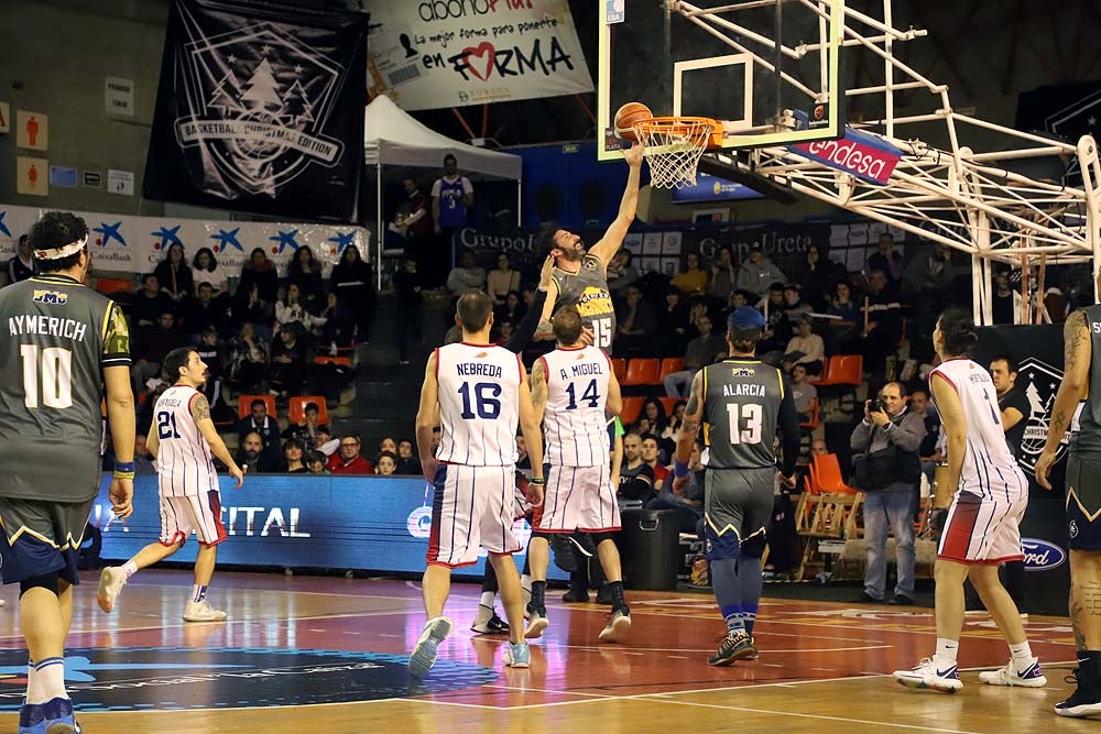 Smith machaca el aro recogiendo el balón sobre una niña subida a los hombros de un jugador