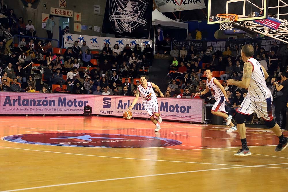 Smith machaca el aro recogiendo el balón sobre una niña subida a los hombros de un jugador