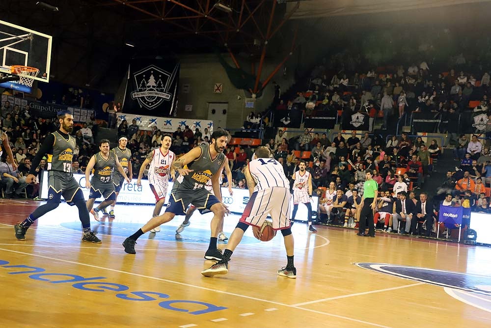 Smith machaca el aro recogiendo el balón sobre una niña subida a los hombros de un jugador