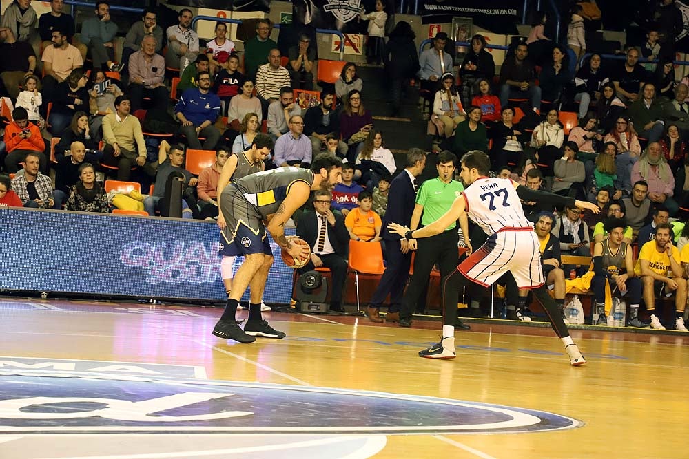 Smith machaca el aro recogiendo el balón sobre una niña subida a los hombros de un jugador