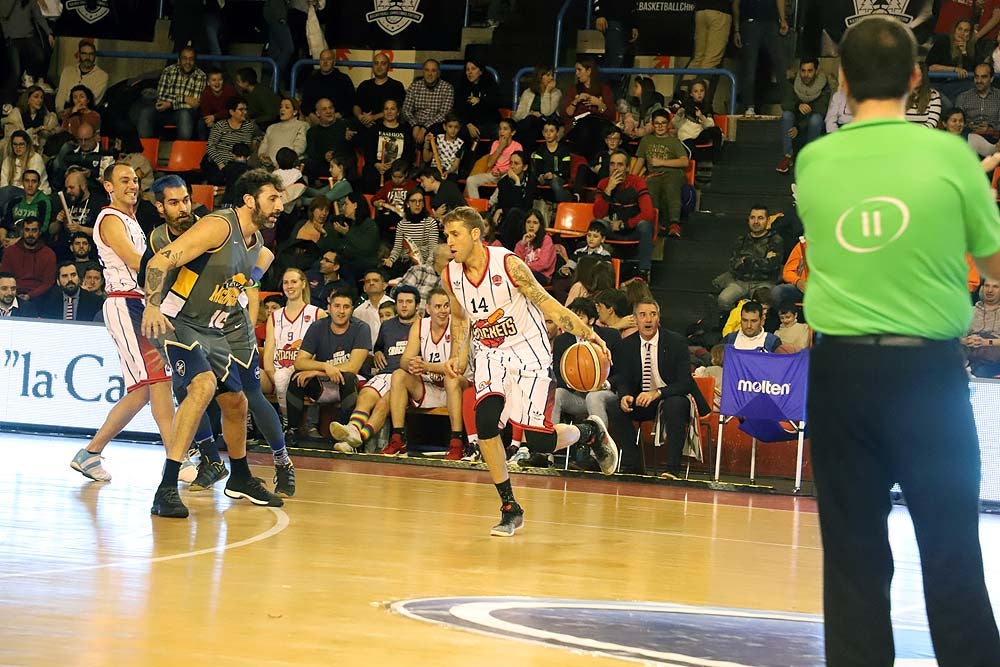 Smith machaca el aro recogiendo el balón sobre una niña subida a los hombros de un jugador