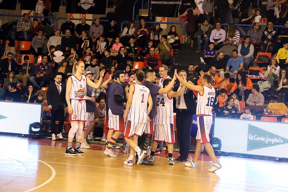Smith machaca el aro recogiendo el balón sobre una niña subida a los hombros de un jugador