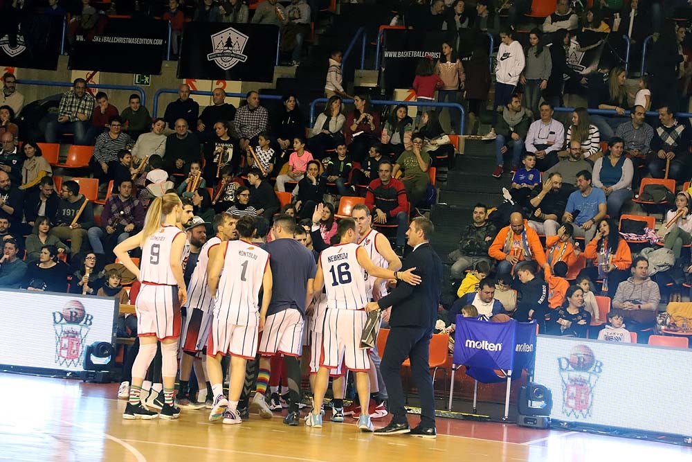 Smith machaca el aro recogiendo el balón sobre una niña subida a los hombros de un jugador