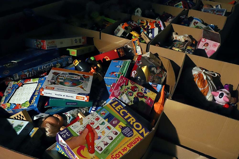 Smith machaca el aro recogiendo el balón sobre una niña subida a los hombros de un jugador