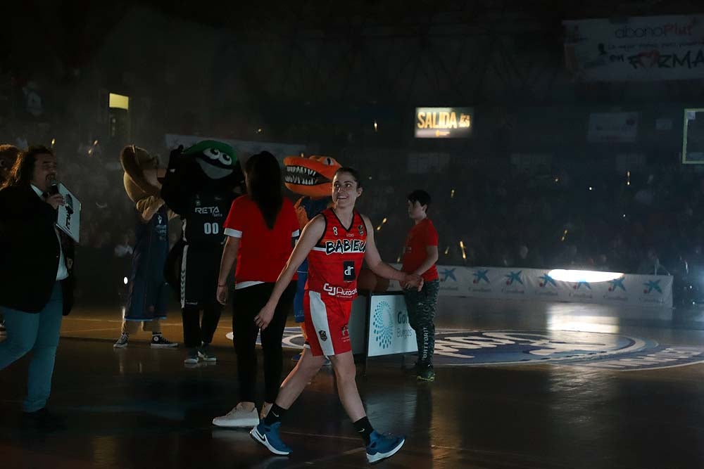 Smith machaca el aro recogiendo el balón sobre una niña subida a los hombros de un jugador