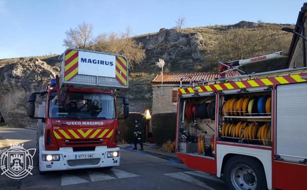 Imagen principal - Un incendio calcina un colchón en una vivienda de Cueva de Juarros