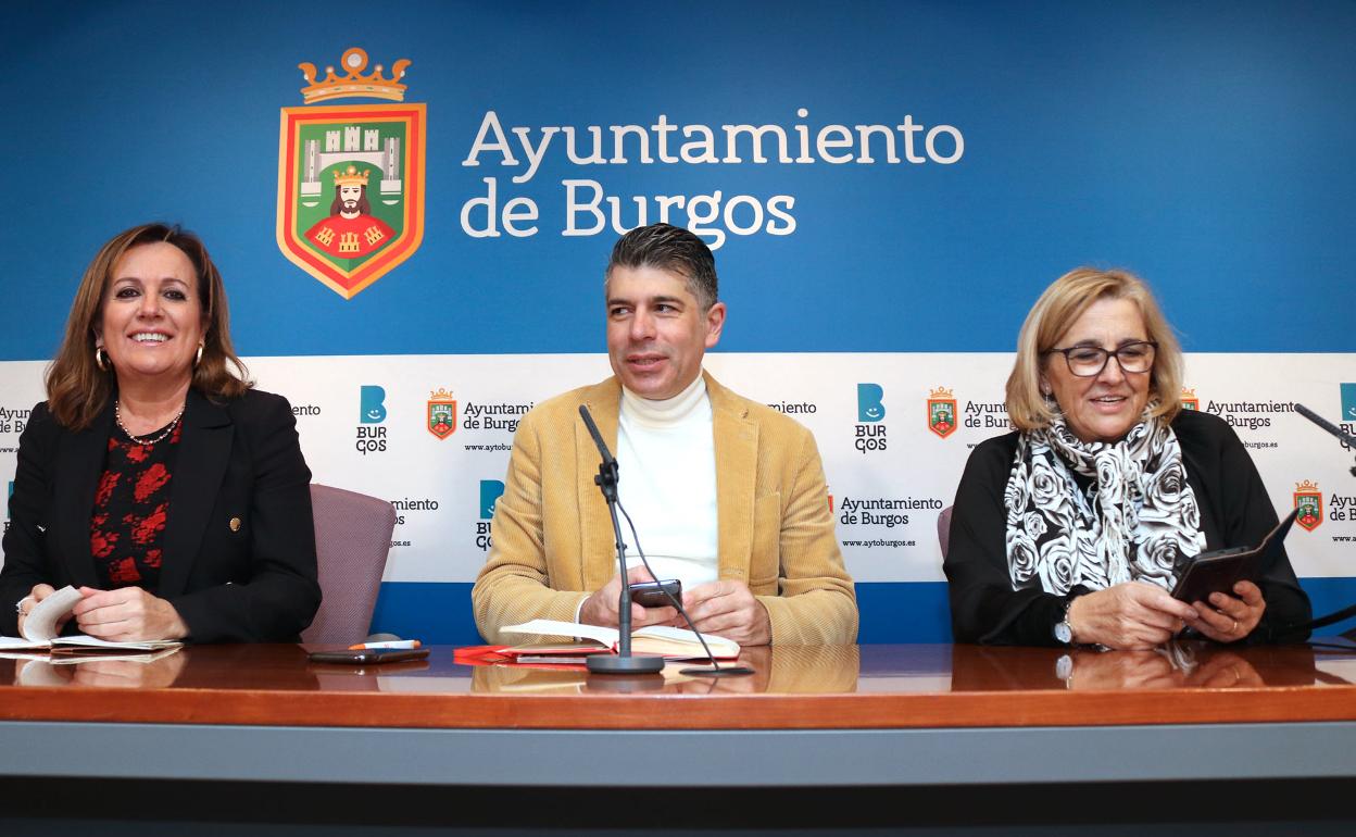 Vicente Marañón, acompañado de Rosario Pérez y Rosa Niño. 