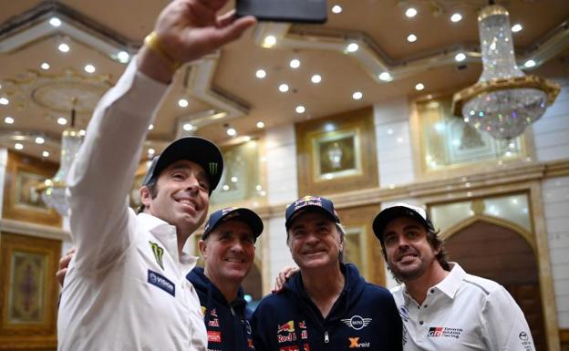 Nani Roma se hace un selfie en compañía de Stepháne Peterhansel, Carlos Sainz y Fernando Alonso. 