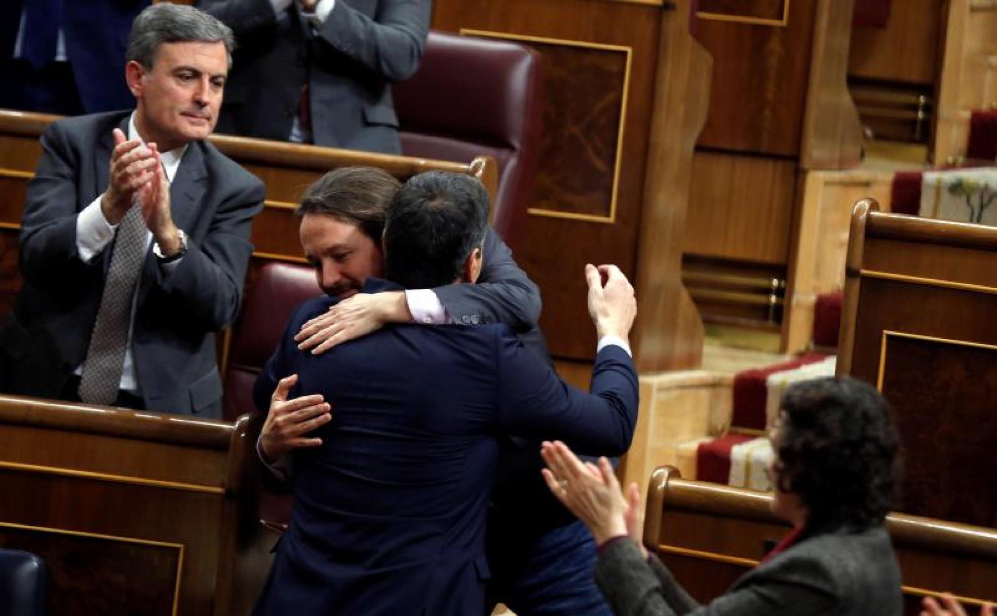 Sánchez e Iglesias se abrazan durante el debate. 