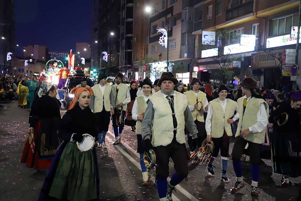 Multitudinaria Cabalgata para ver los primeros pasos de los Reyes en la capital burgalesa.