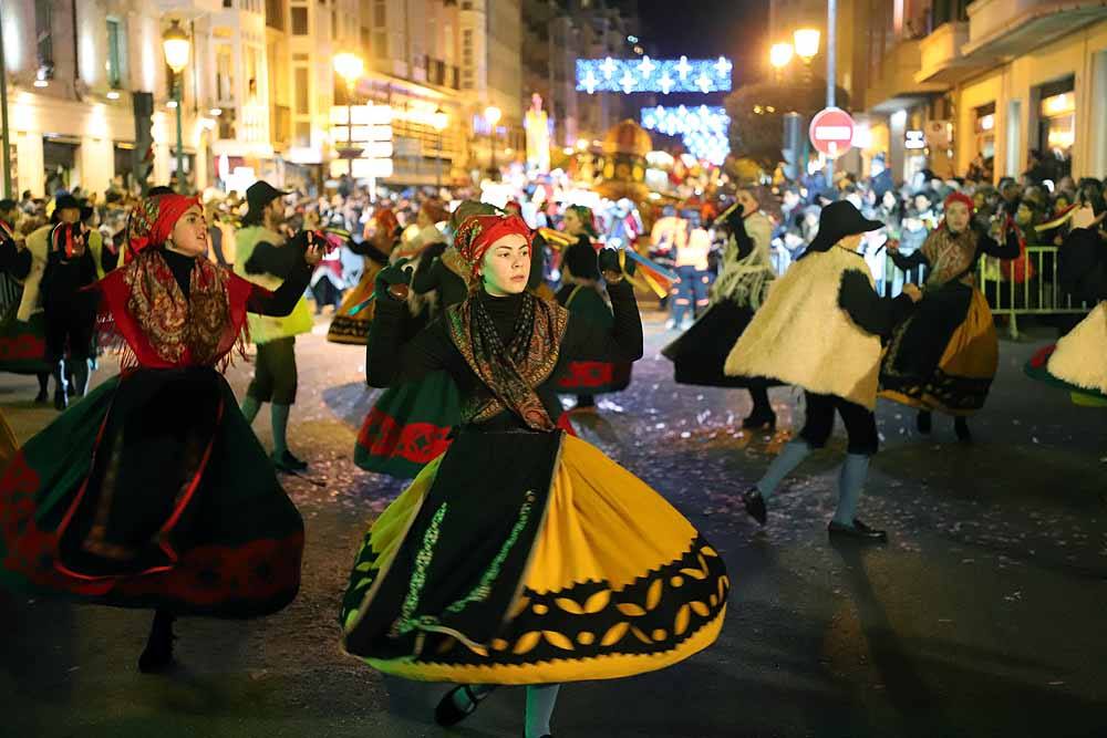 Multitudinaria Cabalgata para ver los primeros pasos de los Reyes en la capital burgalesa.