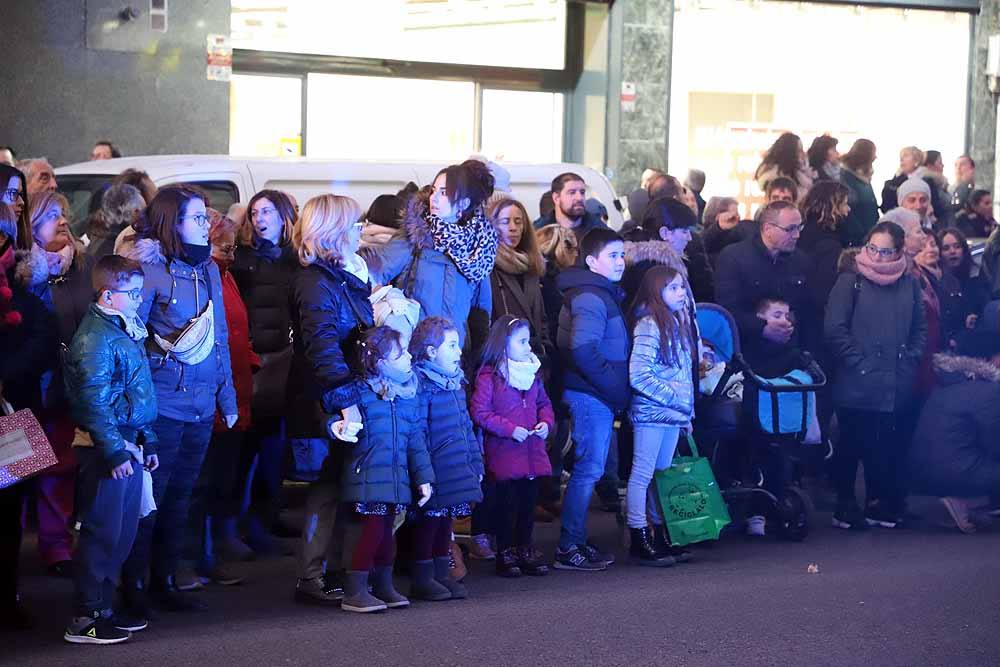 Miles de burgaleses vibran con el paso de los Reyes Magos por Burgos.