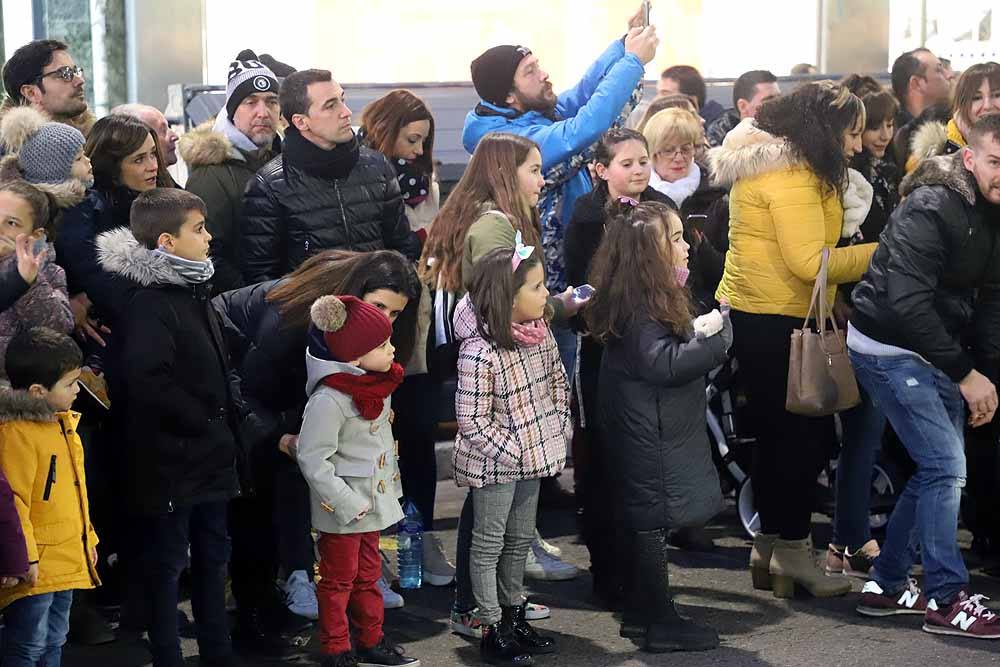 Miles de burgaleses vibran con el paso de los Reyes Magos por Burgos.