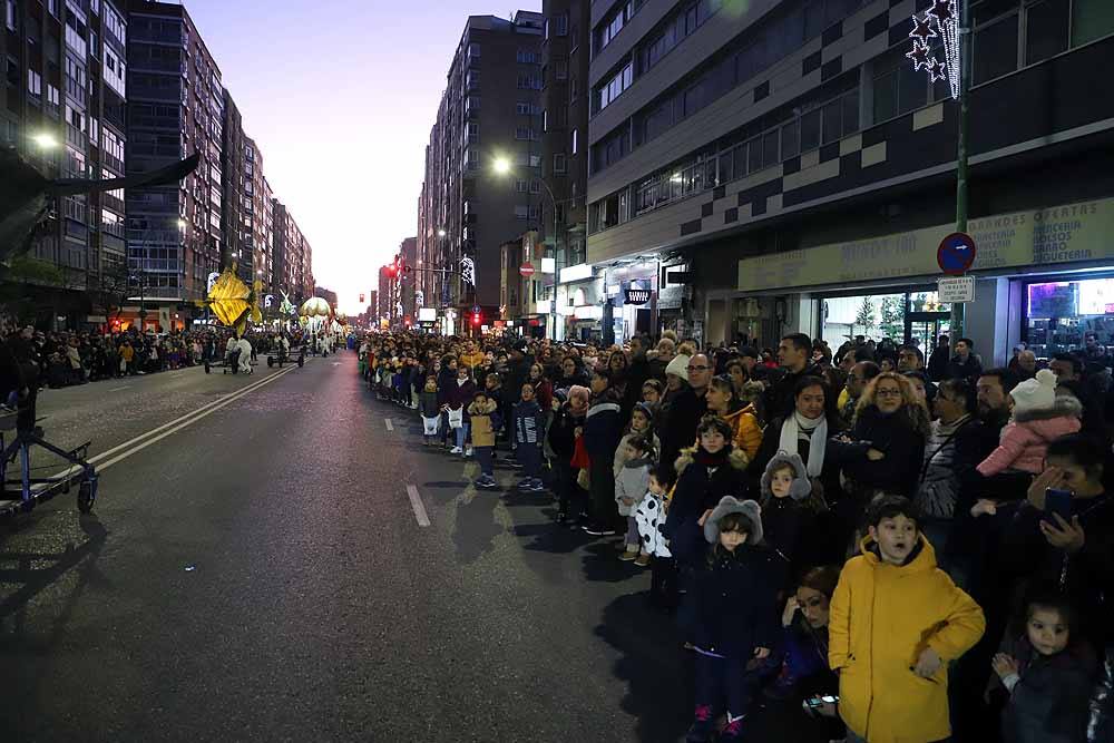 Miles de burgaleses vibran con el paso de los Reyes Magos por Burgos.