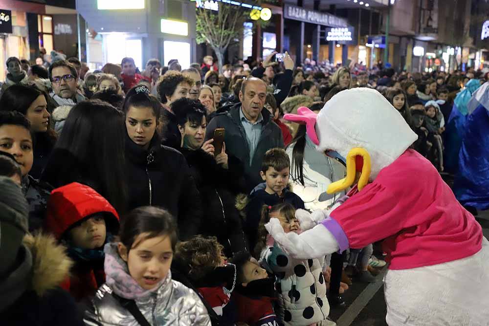 Miles de burgaleses vibran con el paso de los Reyes Magos por Burgos.