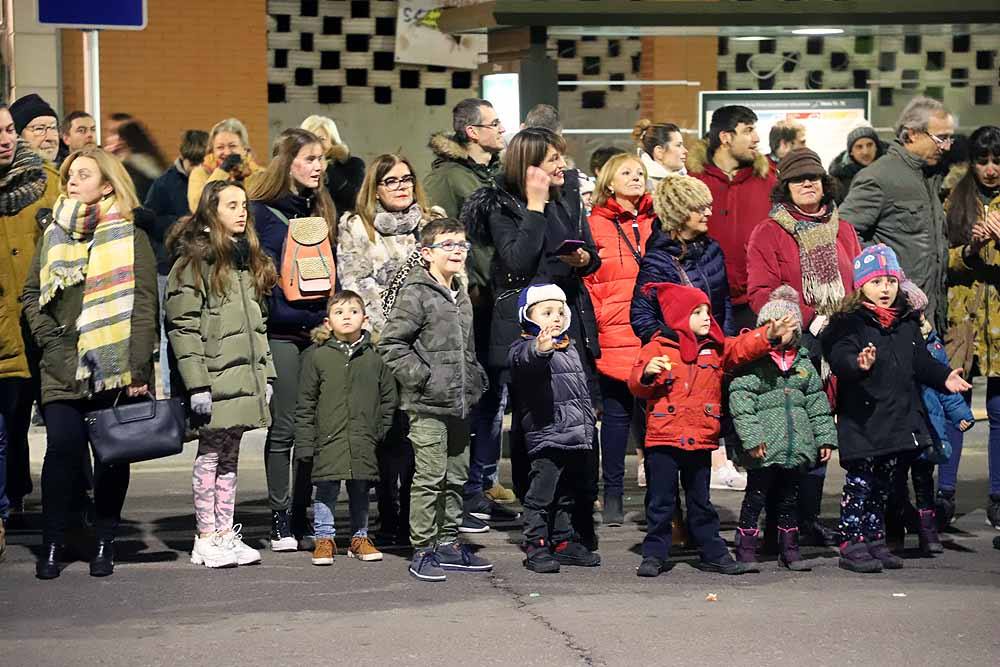 Miles de burgaleses vibran con el paso de los Reyes Magos por Burgos.