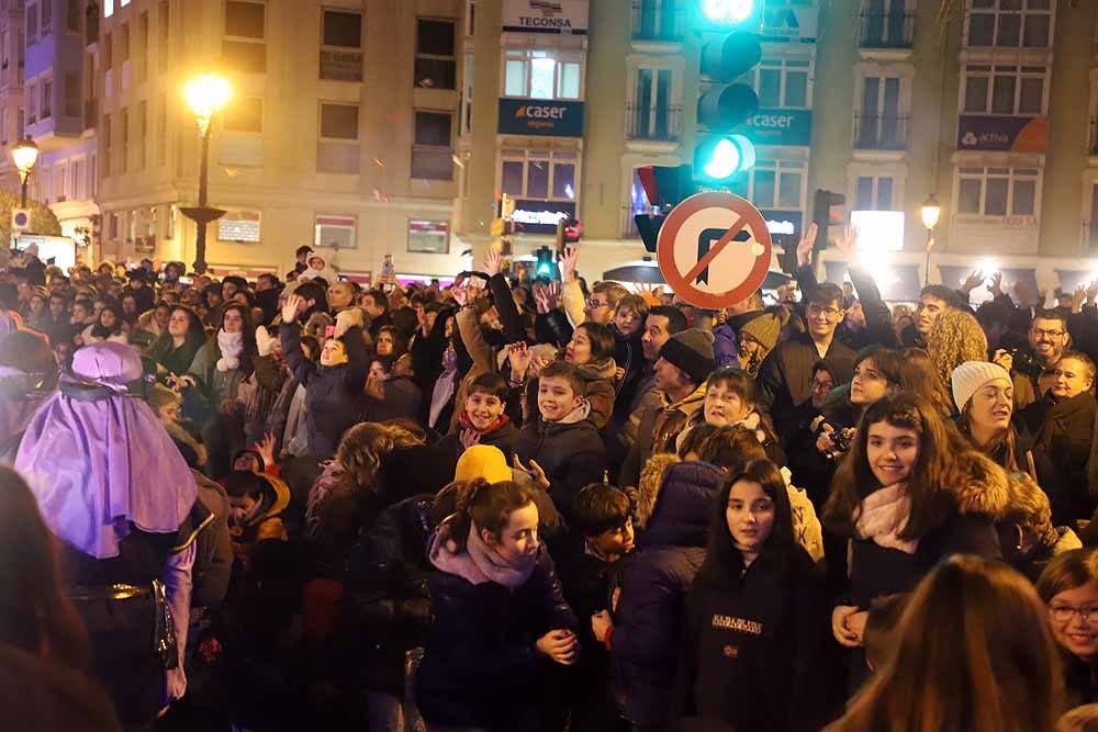 Miles de burgaleses vibran con el paso de los Reyes Magos por Burgos.