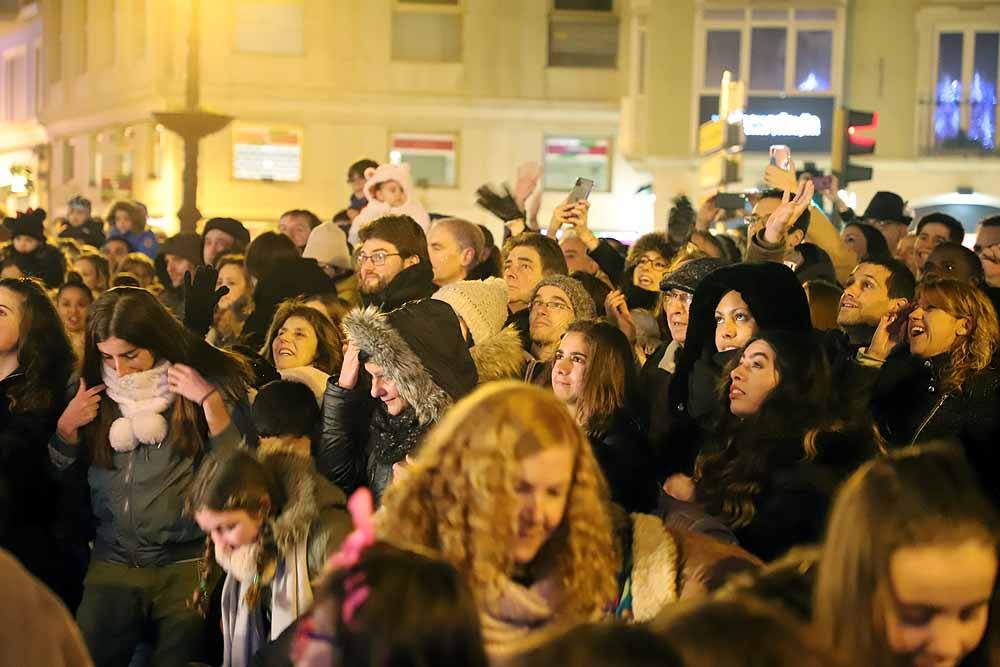 Miles de burgaleses vibran con el paso de los Reyes Magos por Burgos.