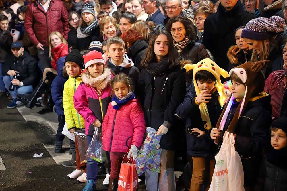 Miles de burgaleses vibran con el paso de los Reyes Magos por Burgos.