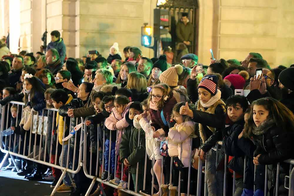 Miles de burgaleses vibran con el paso de los Reyes Magos por Burgos.