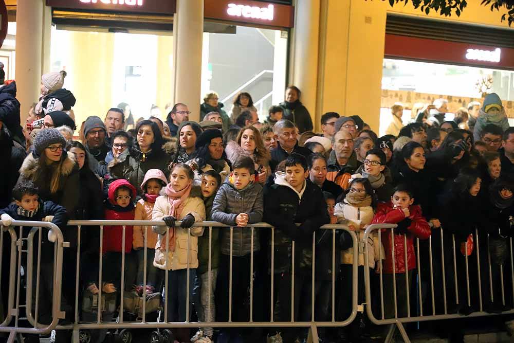 Miles de burgaleses vibran con el paso de los Reyes Magos por Burgos.