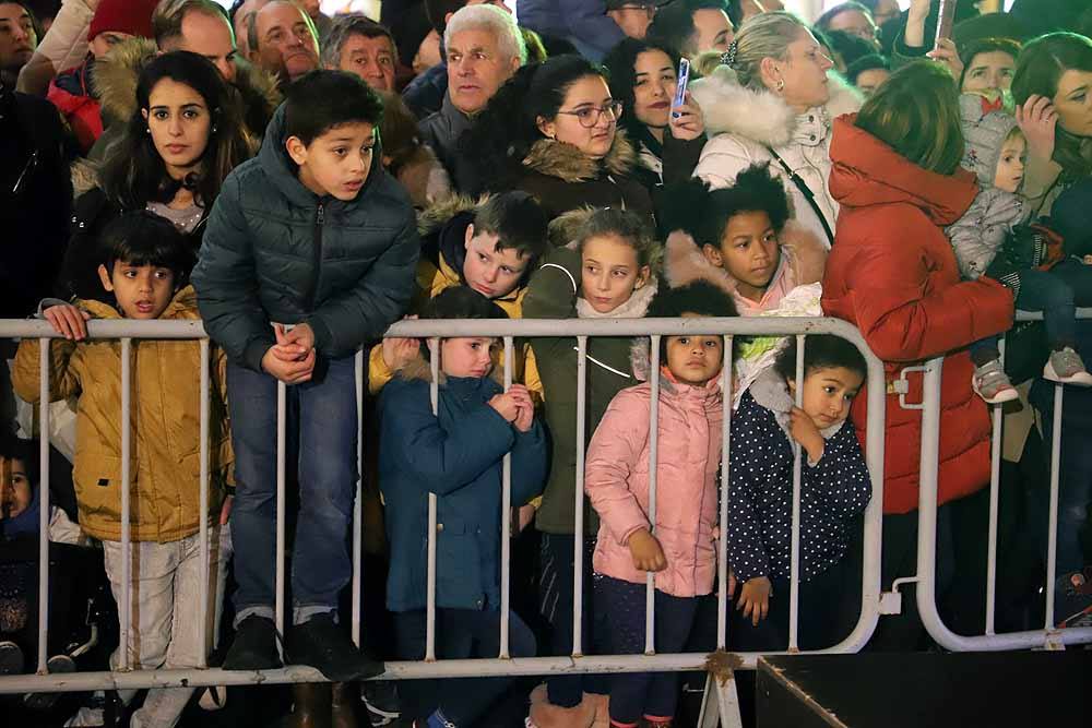 Miles de burgaleses vibran con el paso de los Reyes Magos por Burgos.