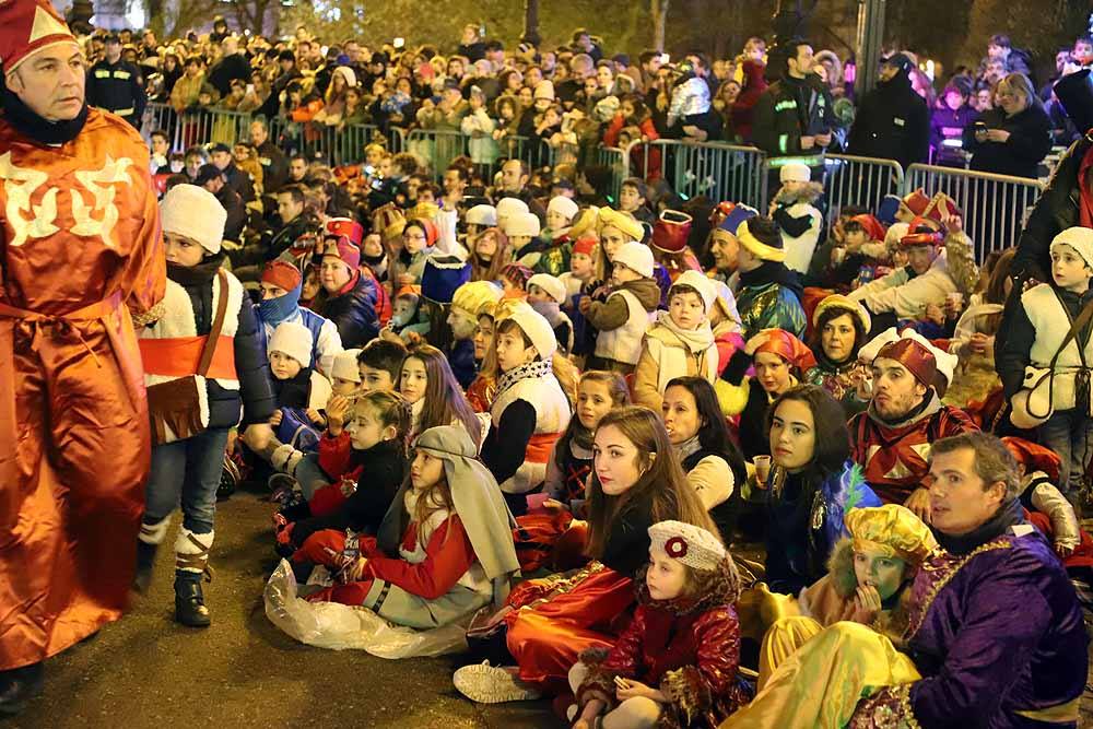 Miles de burgaleses vibran con el paso de los Reyes Magos por Burgos.