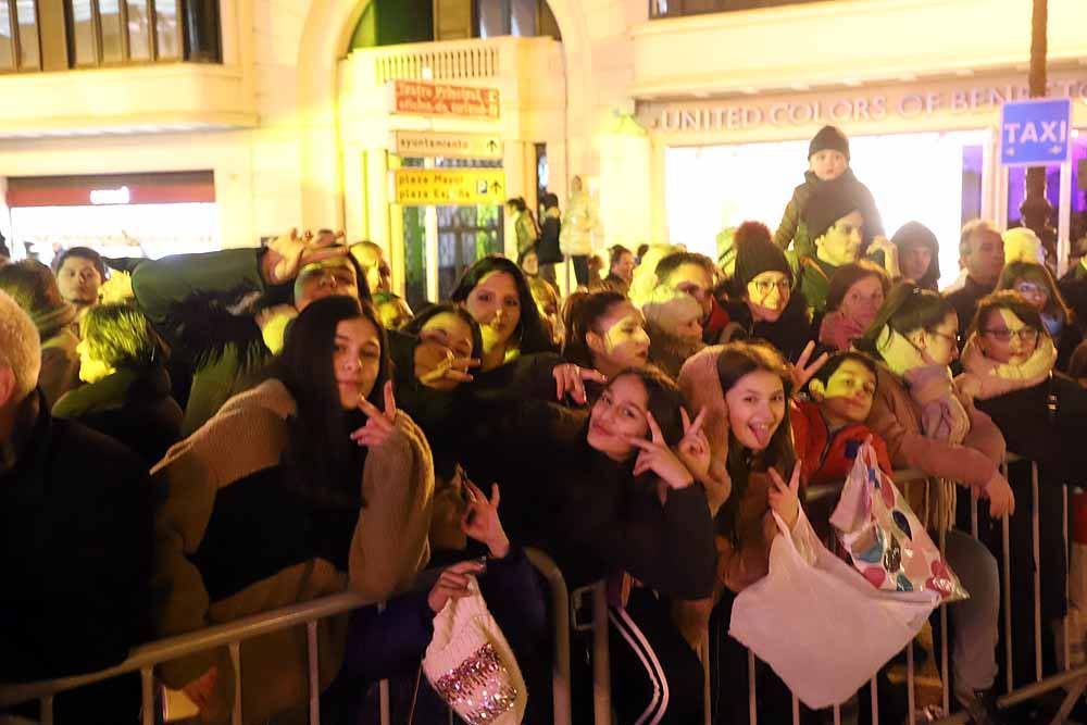 Miles de burgaleses vibran con el paso de los Reyes Magos por Burgos.