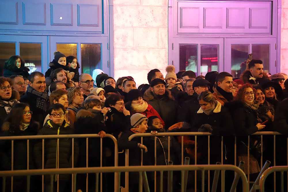 Miles de burgaleses vibran con el paso de los Reyes Magos por Burgos.