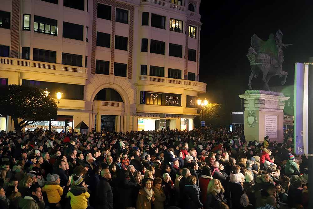 Miles de burgaleses vibran con el paso de los Reyes Magos por Burgos.