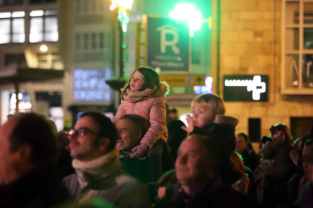 Miles de burgaleses vibran con el paso de los Reyes Magos por Burgos.