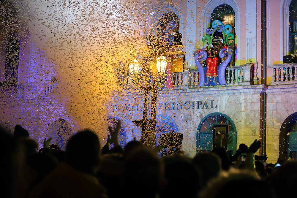 Miles de burgaleses vibran con el paso de los Reyes Magos por Burgos.