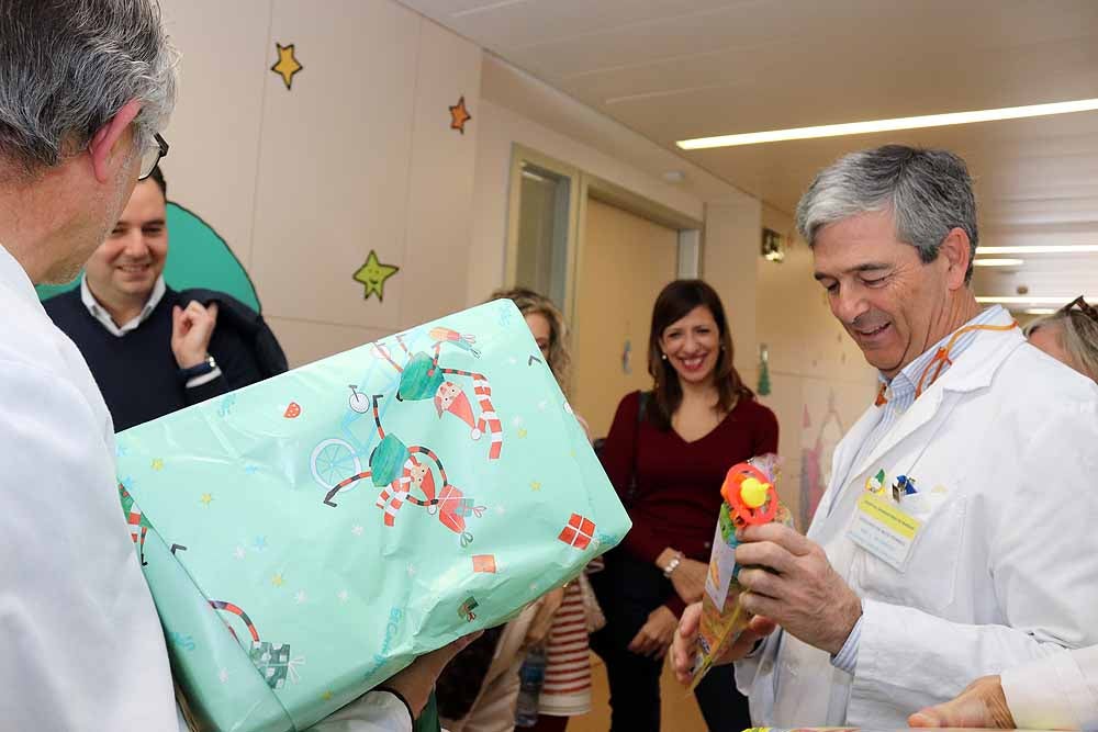 Fotos: Los Reyes Magos han visitado a los niños hospitalizados en el HUBU