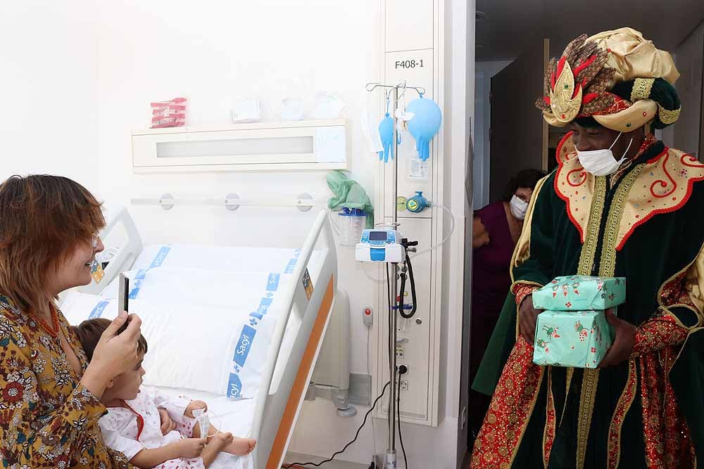 Fotos: Los Reyes Magos han visitado a los niños hospitalizados en el HUBU