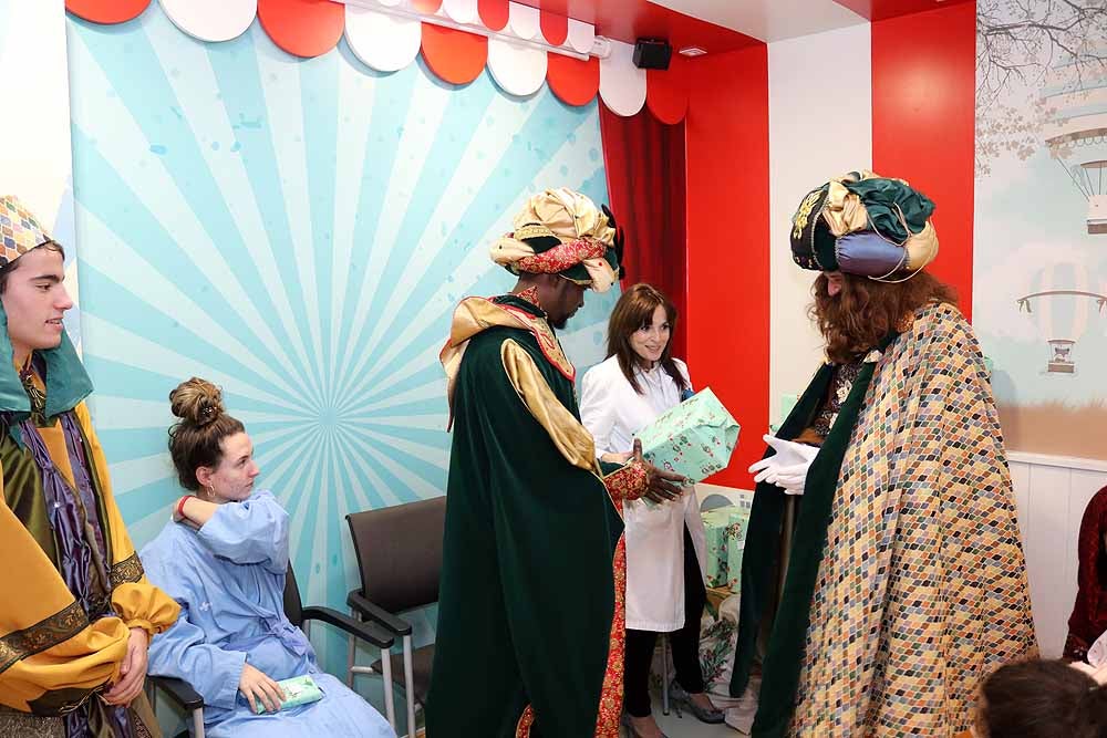 Fotos: Los Reyes Magos han visitado a los niños hospitalizados en el HUBU