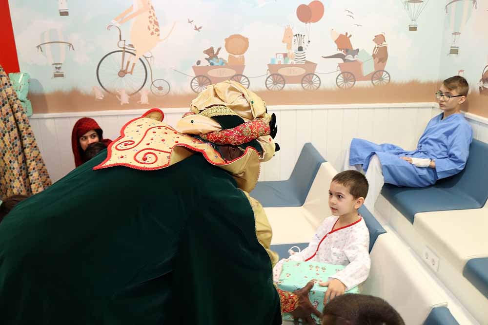 Fotos: Los Reyes Magos han visitado a los niños hospitalizados en el HUBU