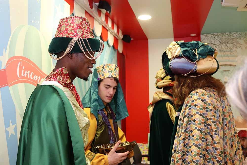 Fotos: Los Reyes Magos han visitado a los niños hospitalizados en el HUBU
