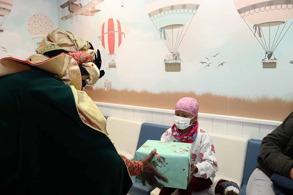 Fotos: Los Reyes Magos han visitado a los niños hospitalizados en el HUBU