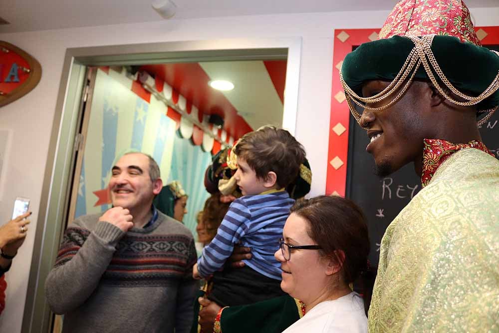 Fotos: Los Reyes Magos han visitado a los niños hospitalizados en el HUBU