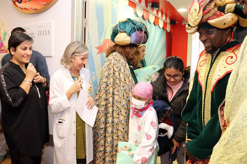 Fotos: Los Reyes Magos han visitado a los niños hospitalizados en el HUBU